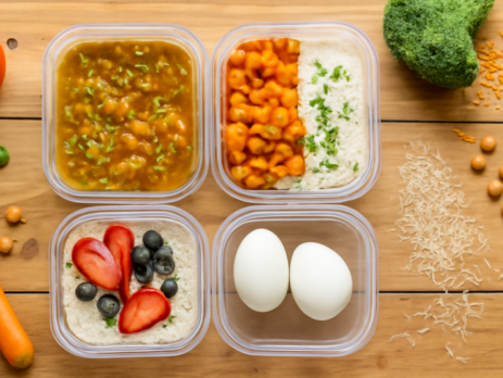 Budgetvriendelijke meal prep bakjes gevuld met linzensoep, curry en havermout